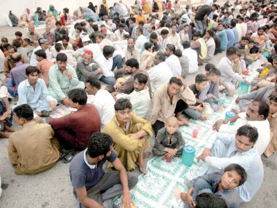 iftar dastarkhwan aik naiki completes one month of roadside kindness iftar dastarkhwan aik naiki completes one month of roadside kindness