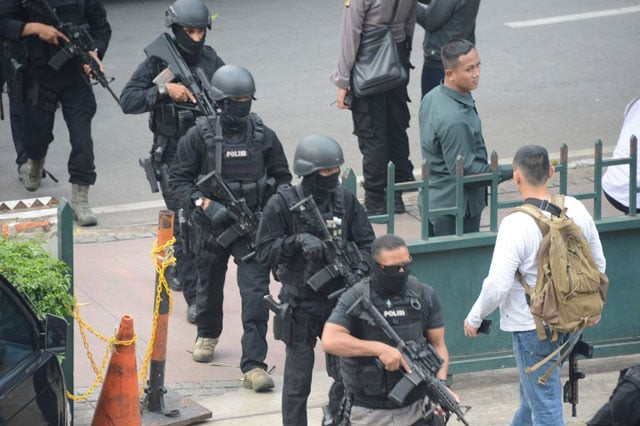 a suicide bomber riding a motorbike attacked a police station in the indonesian city of solo on tuesday leaving one officer injured an official said photo afp a suicide bomber riding a motorbike attacked a police station in the indonesian city of solo on tuesday leaving one officer injured an official said photo afp