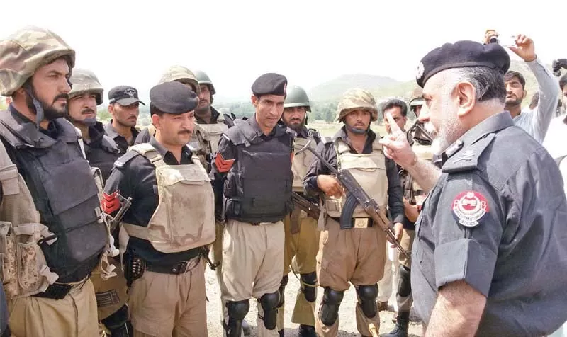 igp nasir khan durrani addresses officials from kurram agency photo express igp nasir khan durrani addresses officials from kurram agency photo express
