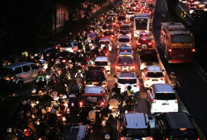 12 die in giant indonesian traffic jam
