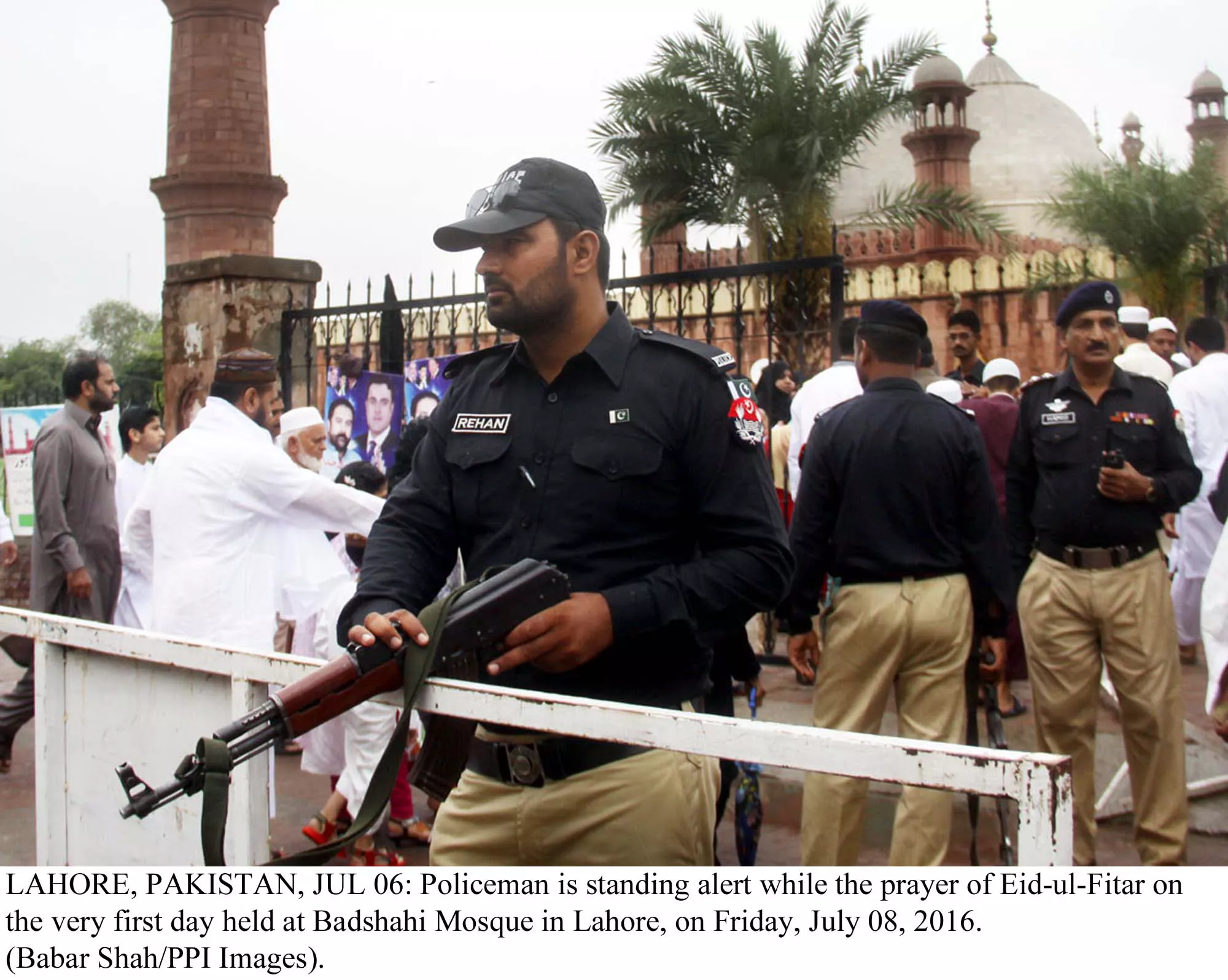 city traffic police had made a plan to manage traffic during eid holidays as many as 2 535 traffic wardens 270 patrolling officers 109 inspectors 13 dsps and three sps worked in two shifts photo ppi