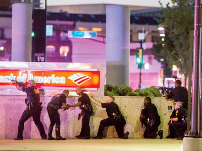 five cops shot dead by gunman who wanted to kill whites five cops shot dead by gunman who wanted to kill whites