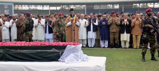 president mamnoon hussain army chief general raheel sharif and others offer funeral prayers of abdul sattar edhi at national stadium karachi on july 9 2016 photo inp president mamnoon hussain army chief general raheel sharif and others offer funeral prayers of abdul sattar edhi at national stadium karachi on july 9 2016 photo inp