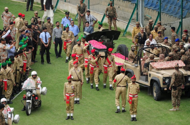 soldiers carry the coffin of renowned social worker abdul sattar edhi during his funeral ceremony in karachi on july 9 2016 photo afp soldiers carry the coffin of renowned social worker abdul sattar edhi during his funeral ceremony in karachi on july 9 2016 photo afp