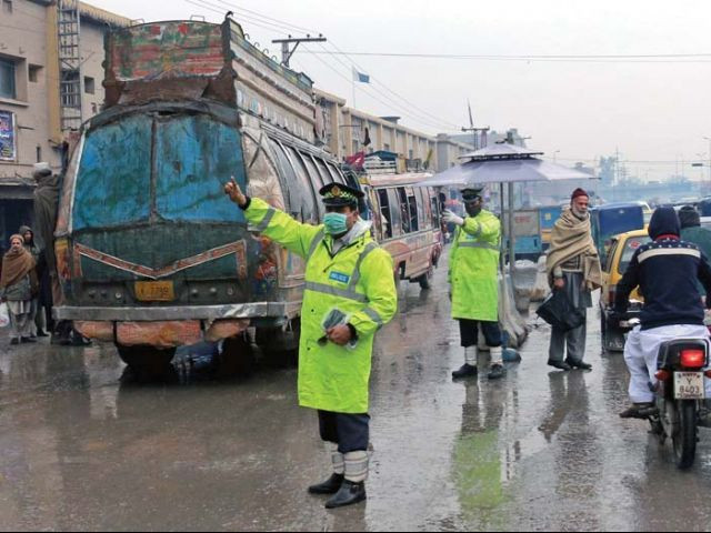 traffic police direct traffic in saddar peshawar photo express traffic police direct traffic in saddar peshawar photo express