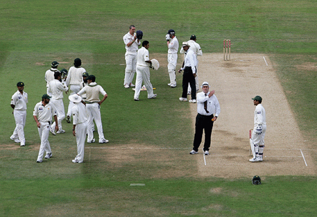 darrell hair signals five penalty runs during the fourth test between england and pakistan at the oval on august 20 2006 photo afp darrell hair signals five penalty runs during the fourth test between england and pakistan at the oval on august 20 2006 photo afp