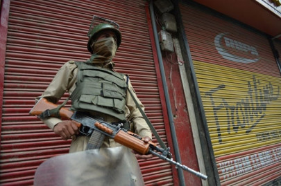 protesters try to storm airbase in indian held kashmir