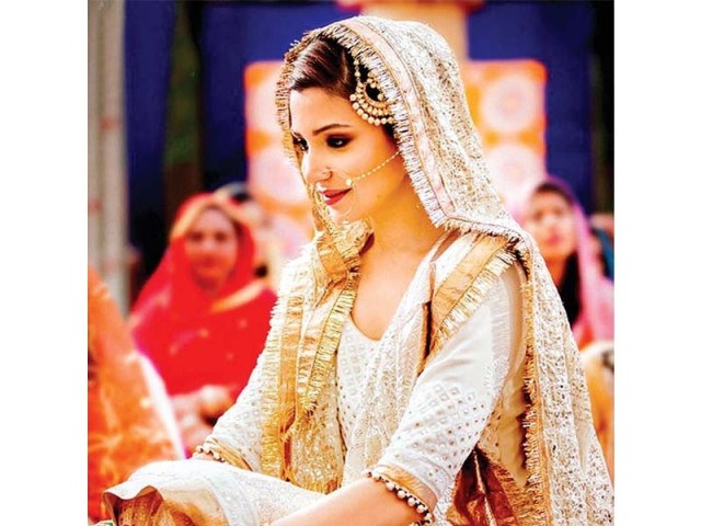 anushka sharma wearing diva ni in a still from sultan photo publicity anushka sharma wearing diva ni in a still from sultan photo publicity