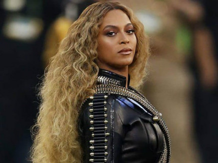 beyonce has paid tribute to the five police officers killed in shooting incident in dallas photo getty
