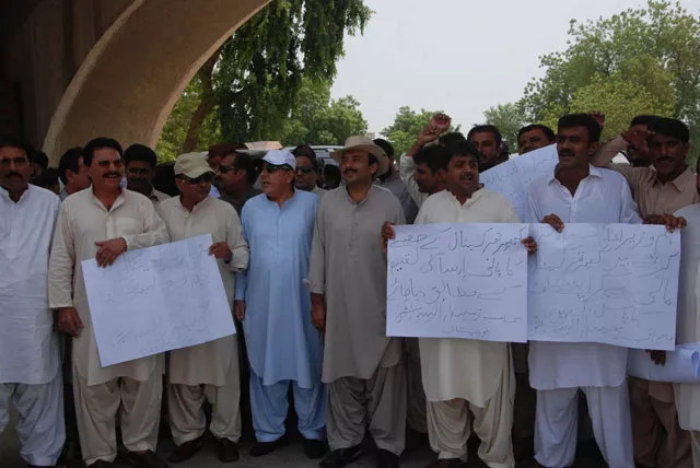 farmers hailing from balochistan holding a protest on july 12 2016 photo naeem ahmed express farmers hailing from balochistan holding a protest on july 12 2016 photo naeem ahmed express
