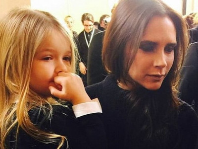 internet loses its mind over victoria beckham kissing daughter on her lips internet loses its mind over victoria beckham kissing daughter on her lips