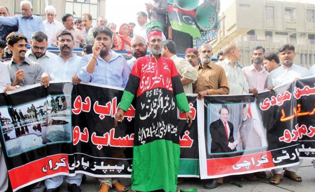 ppp workers protesting indian atrocities outside karachi press club photo athar khan express ppp workers protesting indian atrocities outside karachi press club photo athar khan express