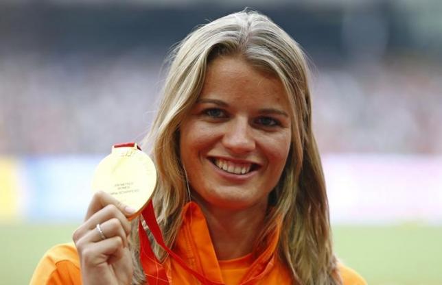 dafne schippers presents her gold medal at the national stadium in beijing china on august 29 2015 photo reuters