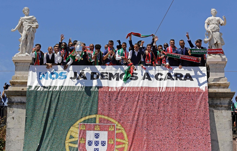 portugal 039 s football players gesture on the balcony of the belem palace as they celebrate their victory on july 11 2016 after their euro 2016 final football win over france yesterday the portuguese football team led by cristiano ronaldo returned home to a heroes 039 welcome today after their upset 1 0 win triumph over france in the euro 2016 final photo afp