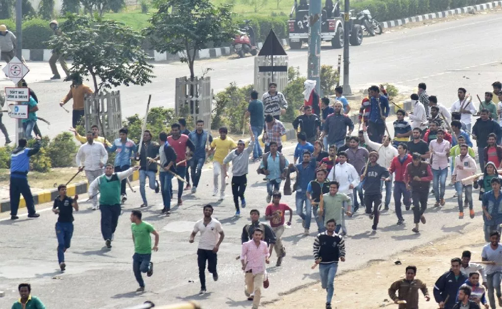 protesters run along a street during violent clashes with rival caste groups over access to jobs and education in rohtak northern india on february 19 2016 photo afp protesters run along a street during violent clashes with rival caste groups over access to jobs and education in rohtak northern india on february 19 2016 photo afp
