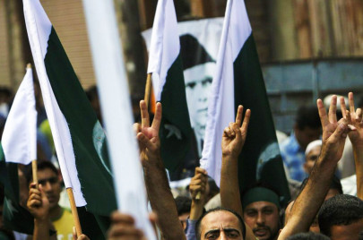 protesters raise pakistani flags in indian kashmir protesters raise pakistani flags in indian kashmir