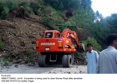 gridlock shahra e murree remains blocked for second day