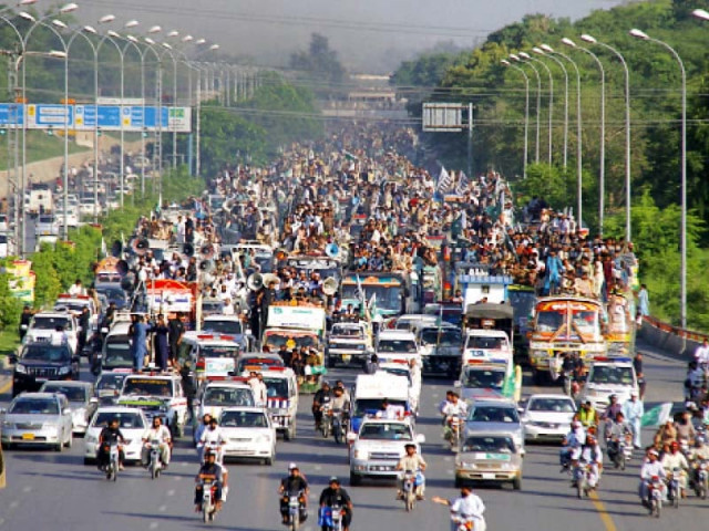 a large number of vehicles of kashmir caravan are moving towards islamabad photo muhammad javaid express a large number of vehicles of kashmir caravan are moving towards islamabad photo muhammad javaid express