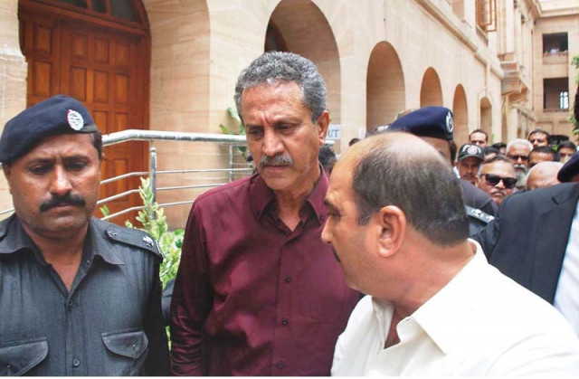 policemen escort wasim akhtar for hearing at an atc on thursday photo online policemen escort wasim akhtar for hearing at an atc on thursday photo online