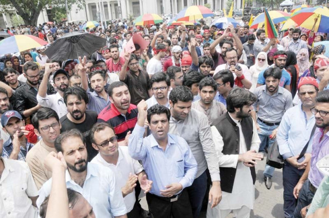 doctors chant slogans to press the government to withdraw the induction policy photo zahoorul haq express doctors chant slogans to press the government to withdraw the induction policy photo zahoorul haq express