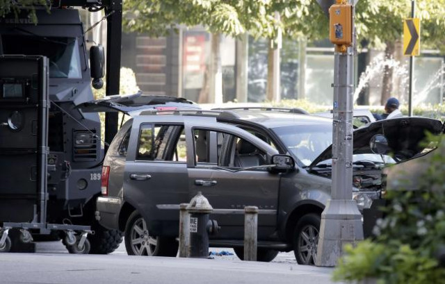 police investigate the suv in which a man suspected of causing a bomb scare barricaded himself causing an hours long standoff and the shutdown of a mid manhattan area photo reuters police investigate the suv in which a man suspected of causing a bomb scare barricaded himself causing an hours long standoff and the shutdown of a mid manhattan area photo reuters
