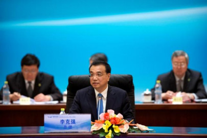 china s premier says world should step up economic policy coordination