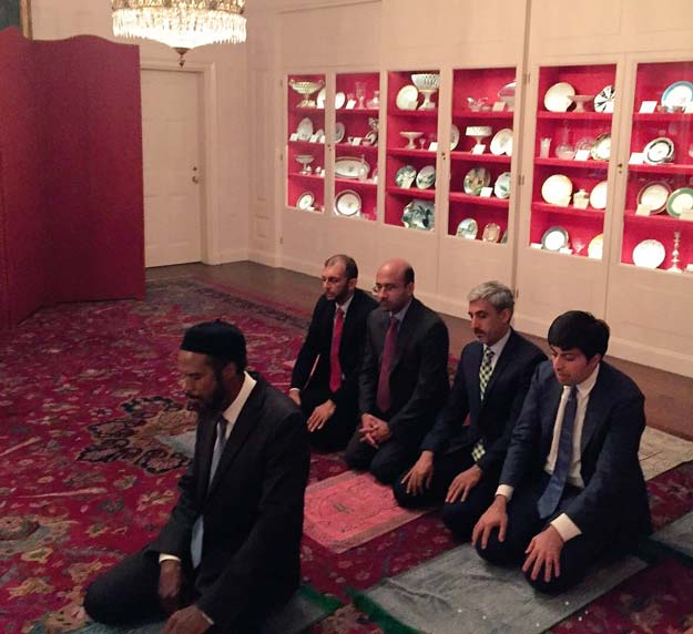 imam azhar haneef leading asr prayer in the china room of the white house photo qasim rashid