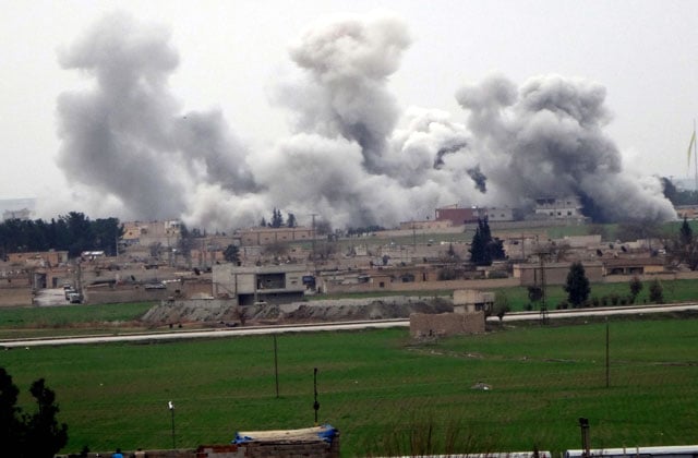 a picture taken on february 27 2016 in akcakale in sanliurfa province shows smoke rising from the neighbourhood of syrian city tel abyad during clashes between islamic state group and people 039 s protection units ypg photo afp