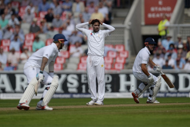 pakistan 039 s bowler mohammad amir c holds his head as england 039 s captain alastair cook r and england 039 s alex hales run on the first day of the second cricket test match between england and pakistan at old trafford cricket ground in manchester england on july 22 2016 photo afp pakistan 039 s bowler mohammad amir c holds his head as england 039 s captain alastair cook r and england 039 s alex hales run on the first day of the second cricket test match between england and pakistan at old trafford cricket ground in manchester england on july 22 2016 photo afp
