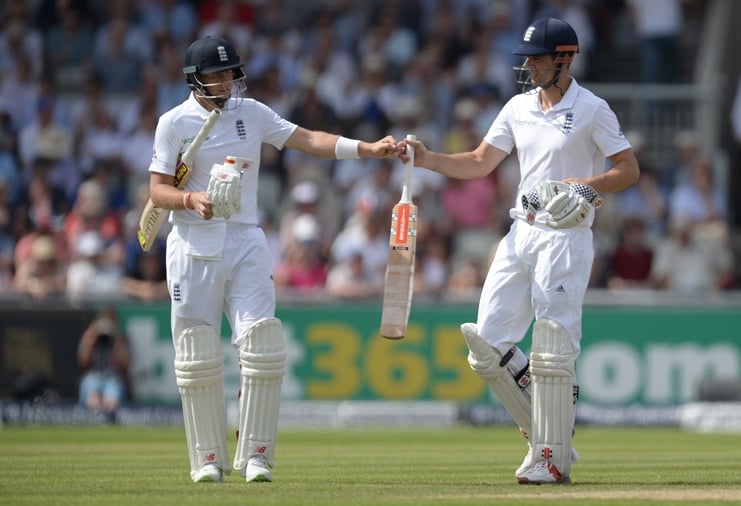 england 039 s joe root l and captain alastair cook congratulate each other on the first day of the second cricket test match between england and pakistan at old trafford cricket ground in manchester england on july 22 2016 photo afp