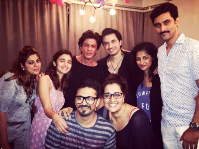 srk gauri shinde throw party for ali zafar srk gauri shinde throw party for ali zafar