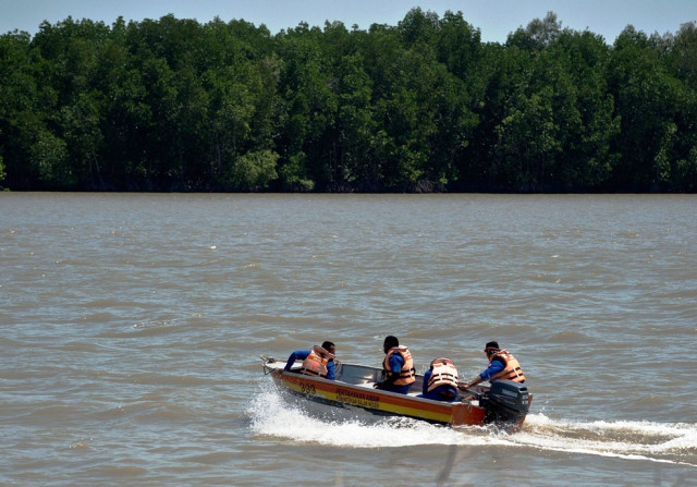 a malaysian search and rescue team carry out a search operation on the outskirts of banting on june 18 2014 after an apparently overloaded boat carrying indonesian illegal migrants sank overnight in seas off western malaysia photo afp a malaysian search and rescue team carry out a search operation on the outskirts of banting on june 18 2014 after an apparently overloaded boat carrying indonesian illegal migrants sank overnight in seas off western malaysia photo afp