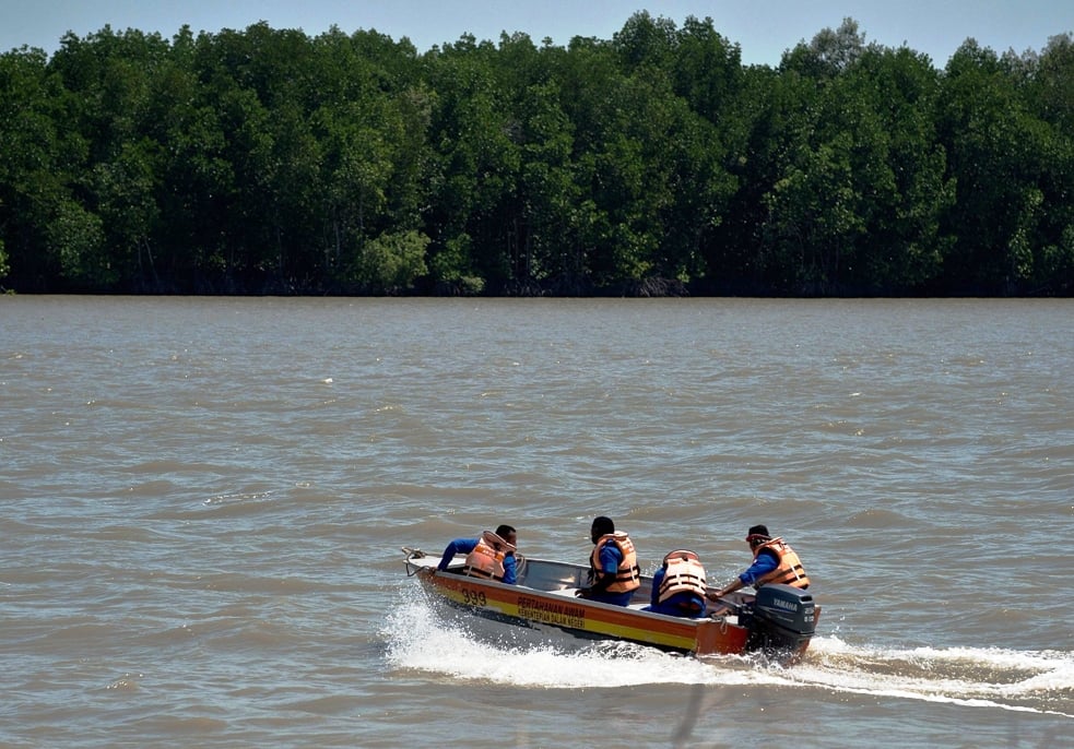 a malaysian search and rescue team carry out a search operation on the outskirts of banting on june 18 2014 after an apparently overloaded boat carrying indonesian illegal migrants sank overnight in seas off western malaysia photo afp