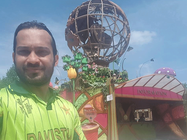 despite all the bumps waqar managed to incessantly wave pakistan 039 s flag everywhere photo waqarzakafacebook despite all the bumps waqar managed to incessantly wave pakistan 039 s flag everywhere photo waqarzakafacebook
