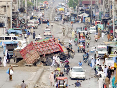 accident truck falls into a ditch accident truck falls into a ditch