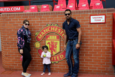pakistani cricketers families take over manchester united home