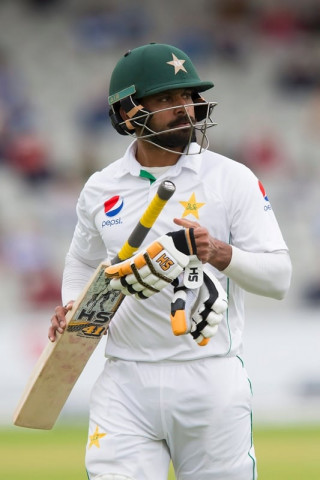 mohammad hafeez leaves the pitch after losing his wicket for 42 runs at the old trafford cricket ground in manchester england on july 25 2016 photo afp mohammad hafeez leaves the pitch after losing his wicket for 42 runs at the old trafford cricket ground in manchester england on july 25 2016 photo afp