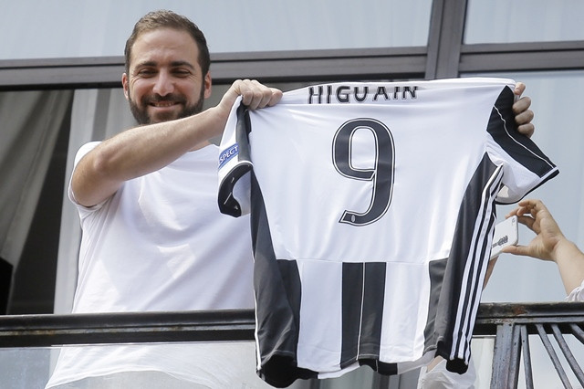 juventus 039 forward gonzalo higuain from argentina holds his jersey at the juventus 039 headquarter in turin on july 27 2016 photo afp juventus 039 forward gonzalo higuain from argentina holds his jersey at the juventus 039 headquarter in turin on july 27 2016 photo afp