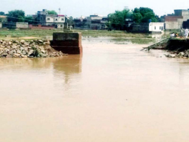 a breach at the aik torrent near rangpura left flood water in a residential area of rangpura right photos ppi a breach at the aik torrent near rangpura left flood water in a residential area of rangpura right photos ppi