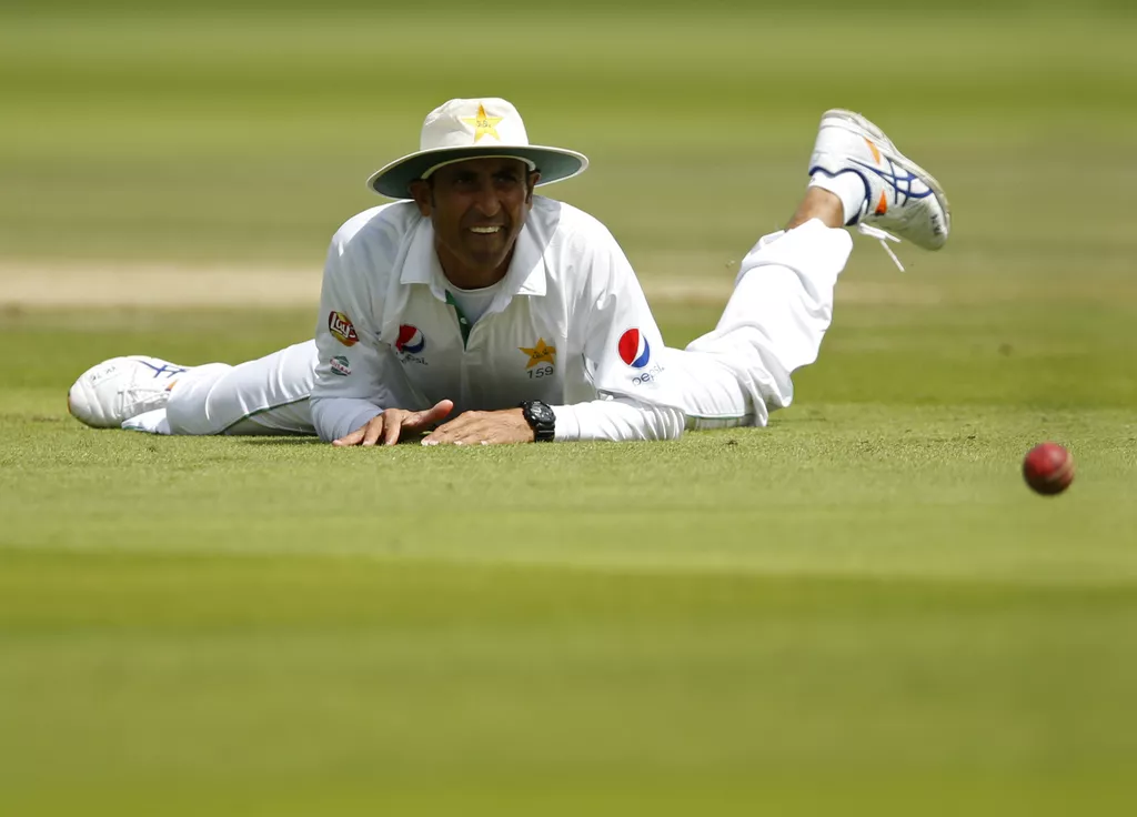 younus khan reacts as the ball flies past him photo reuters younus khan reacts as the ball flies past him photo reuters