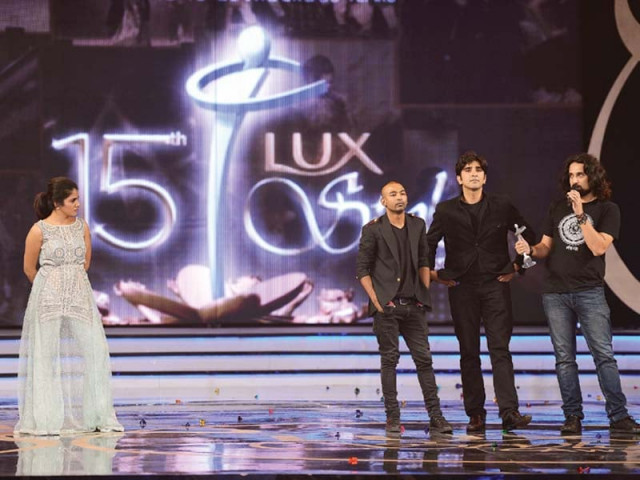 singer quratulain balouch presented album of the year award to noori for begum gul bakaoli sarfarosh photo publicity singer quratulain balouch presented album of the year award to noori for begum gul bakaoli sarfarosh photo publicity
