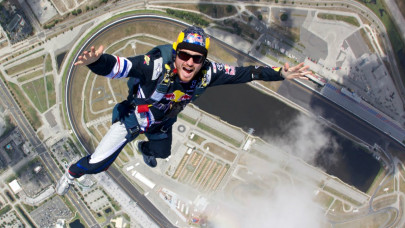 daredevil skydiver completes first of its kind jump without a parachute