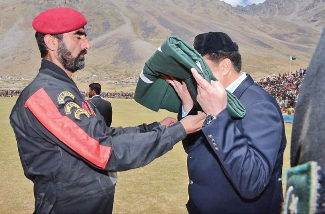 coas kisses the national flag presented by the paratroopers at the shandur polo festival in chitral photo inp coas kisses the national flag presented by the paratroopers at the shandur polo festival in chitral photo inp
