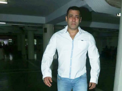 salman khan breaks down at close friend s prayer meet salman khan breaks down at close friend s prayer meet