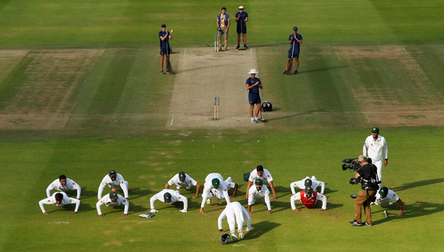 pakistan 039 s players perform press ups as they celebrate winning the first test against england at lord 039 s photo reuters