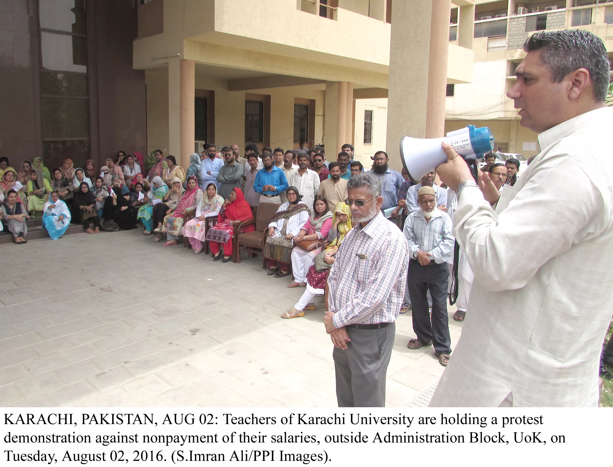 teachers at karachi university hold a protest over non payment of their salaries outside administration block ku on tuesday photo ppi teachers at karachi university hold a protest over non payment of their salaries outside administration block ku on tuesday photo ppi