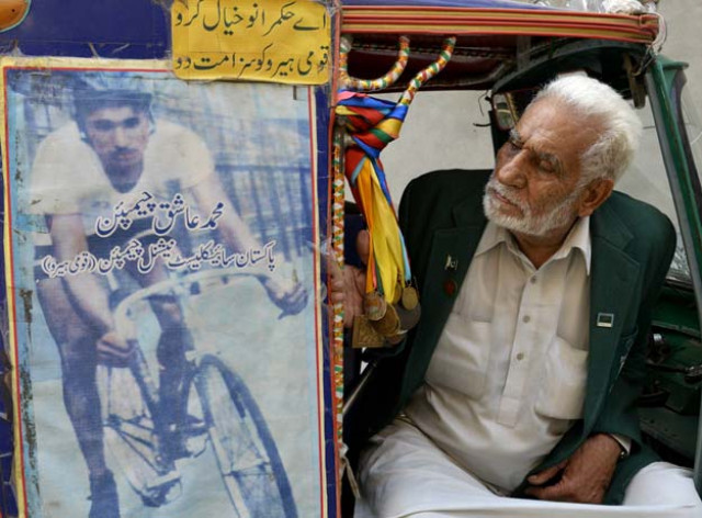 this photo taken on june 23 2016 shows former pakistani olympian muhammad ashiq waiting for passengers in his auto rickshaw in lahore photo afp this photo taken on june 23 2016 shows former pakistani olympian muhammad ashiq waiting for passengers in his auto rickshaw in lahore photo afp