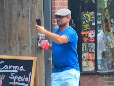 leonardo dicaprio turns into a crazy fan leonardo dicaprio turns into a crazy fan