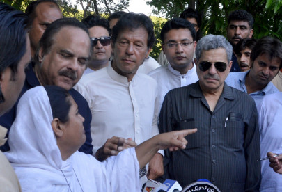 woman disrupts pti press conference forces imran to leave