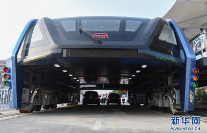 china unveils elevated bus that allows cars to pass under it